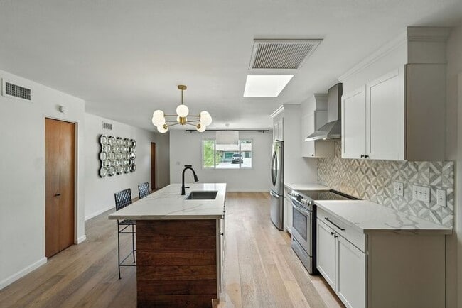 Building Photo - Totally remodeled home in prime Tempe Loca...