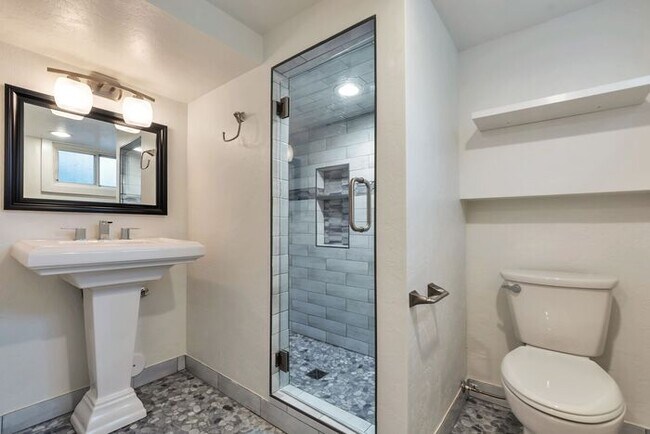 Building Photo - 4858 Viewmont St