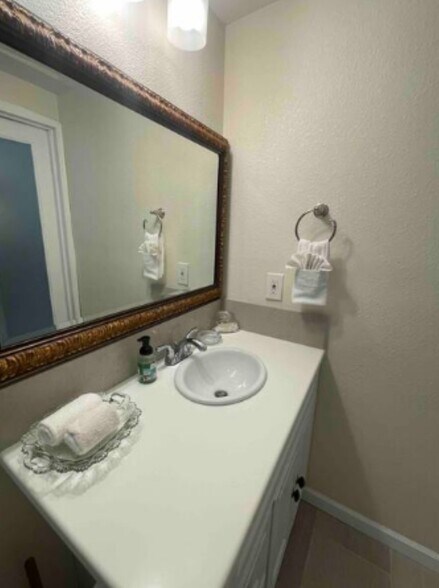 Building Photo - 73390 Broadmoor Dr