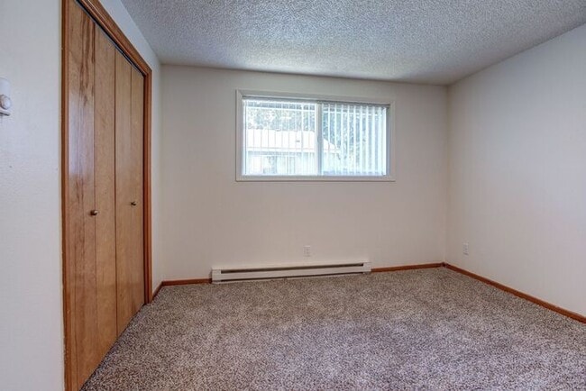 Building Photo - Spacious 3 bedroom 1.5 bath townhome Hillsboro!