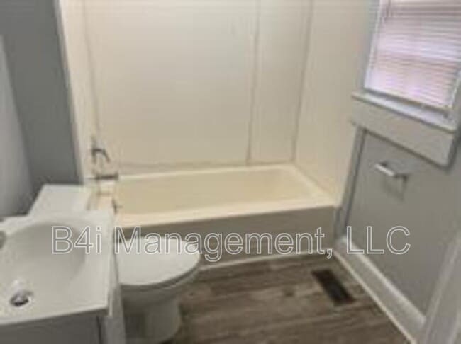 Building Photo - 205 Porter St SW