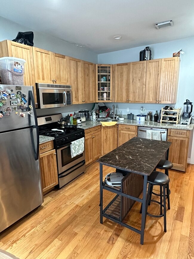 Building Photo - 194 Marion St