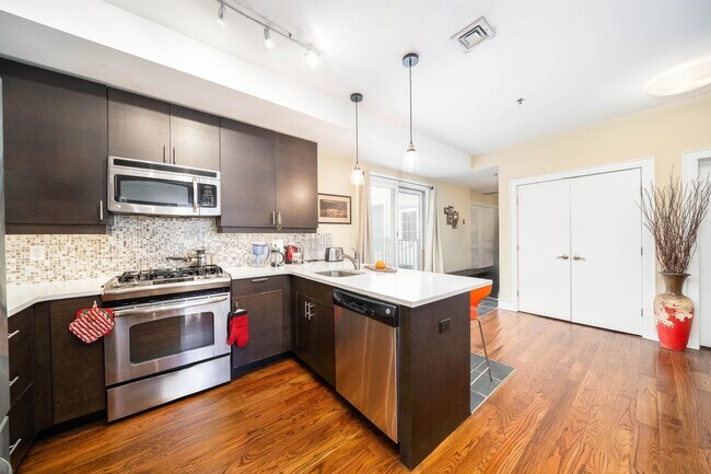 Building Photo - 635 6th St