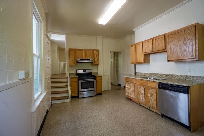 Building Photo - AVAIL 6/1/26 - Charming 5 bedroom Home wit...