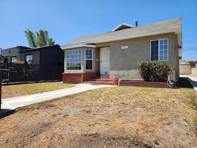 Building Photo - Charming 3 Bedroom / 2 Bathroom Home with ...