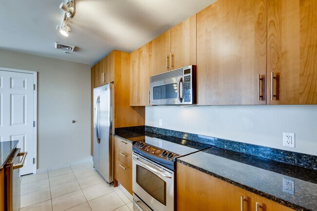 Building Photo - Furnished High rise Just Off the Las Vegas...