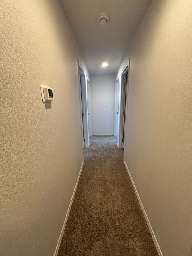 Building Photo - Eugene 3 Bed 2.5 Bath, 2 Story Single Fami...