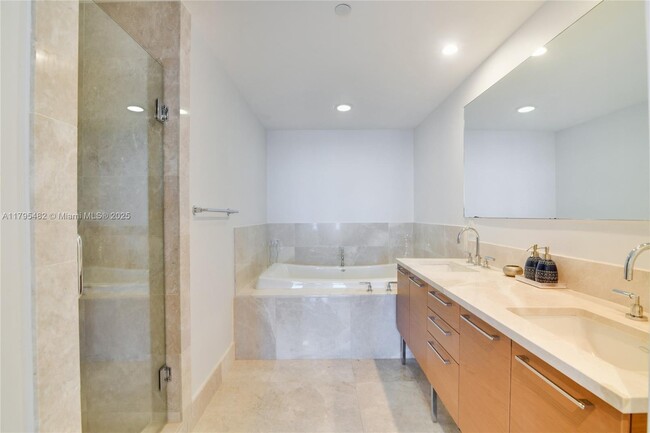 Building Photo - 17001 Collins Ave