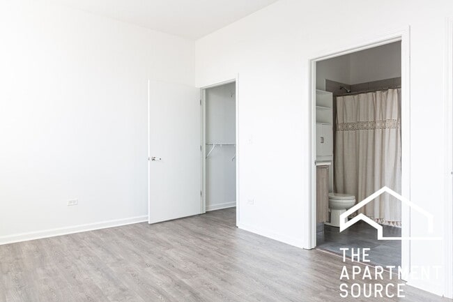 Building Photo - MASSIVE Loft-style condo-quality 2 Bed/2 ba IN UNIT LAUNDRY in Wrigley!