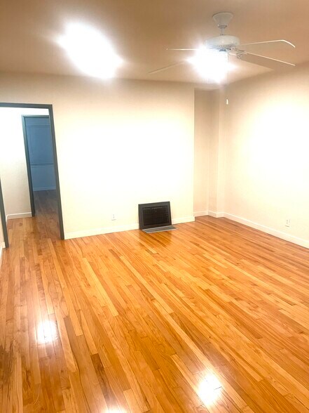 Building Photo - 5758 Vineland Ave