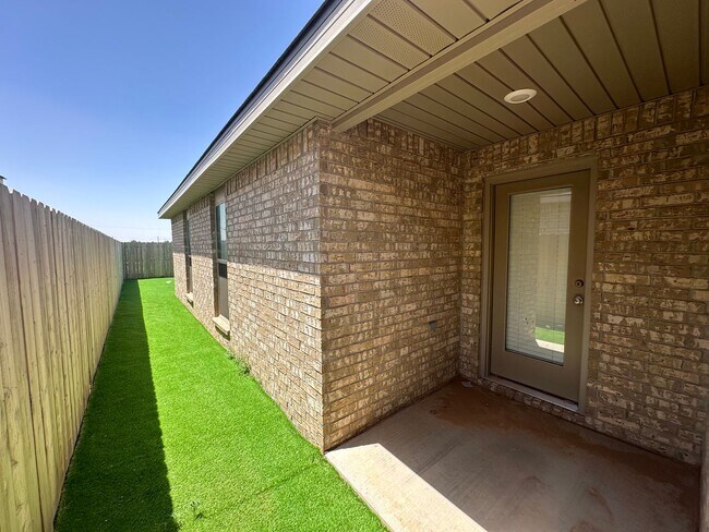 Building Photo - Indulge in Luxury: Upscale 3-Bedroom Duplex for Rent in Coveted Harvest Neighborhood