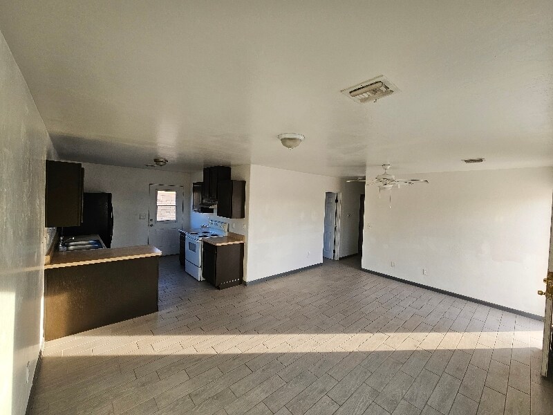 Building Photo - 5070 S Park Ave