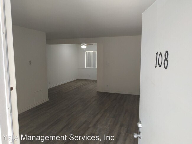 Building Photo - 18553-18563 Clark St