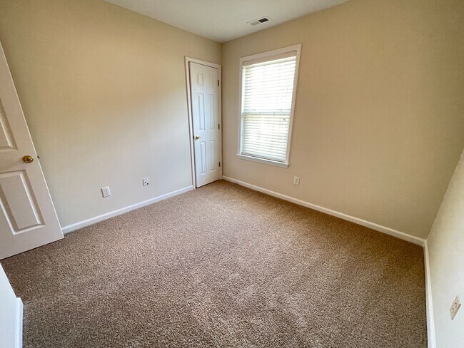 Building Photo - Beautiful, updated 3br 2.5 ba home with garage, fenced-yard in Home Valley Farms Now Available!