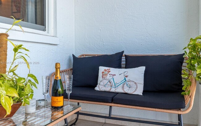 Building Photo - 3255 NE 184th St