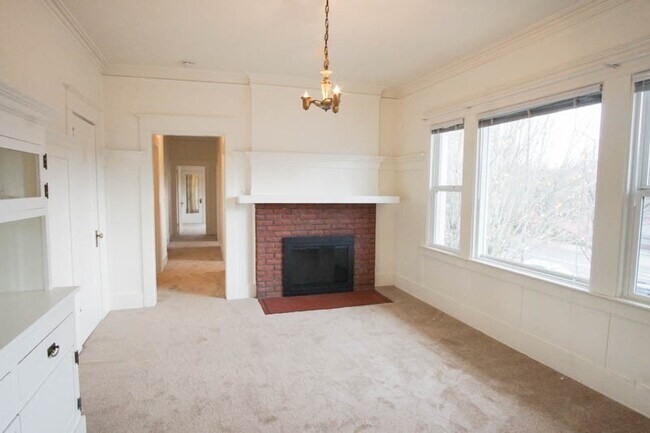 Building Photo - Lease this Beautiful Sullivan's Gulch Vint...