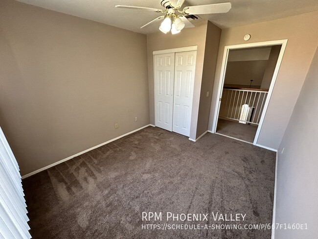 Building Photo - Large 4/ 2.5 Home Warm &  Welcoming & Larg...