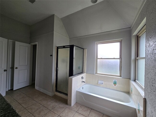 Building Photo - 1818 Pine Hollow Dr