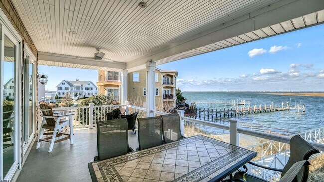 Building Photo - 909 N Cambridge Ave