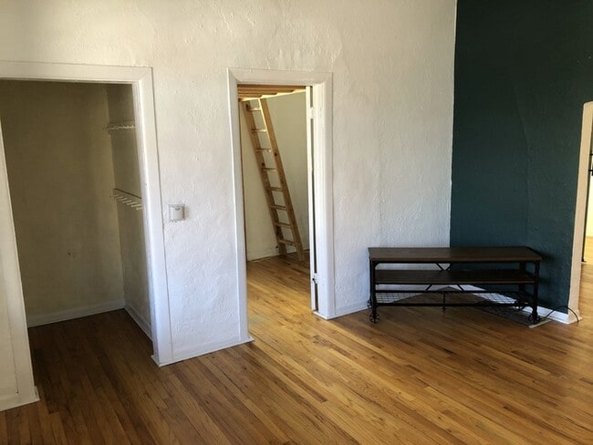 Building Photo - Stunning 2 Bedroom Home in Five Points!