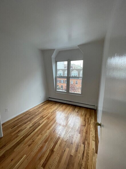 Building Photo - 244 E 110th St