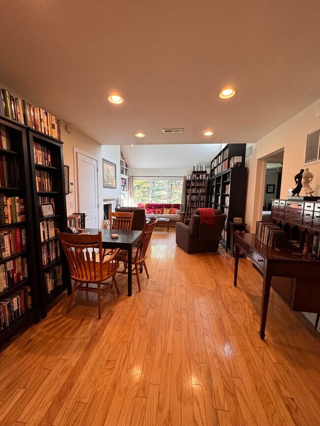 Building Photo - 301 Post Rd E