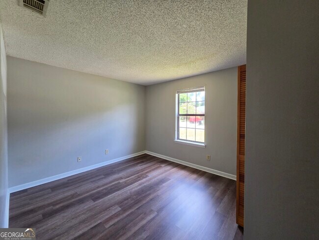 Building Photo - 425 Admiral's Walk Dr