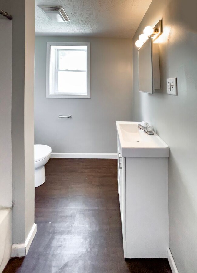 Building Photo - PRELEASING for AUGUST! 5 Bedroom, 3 Bathroom Home Close to Campus: In-Unit Washer and Dryer