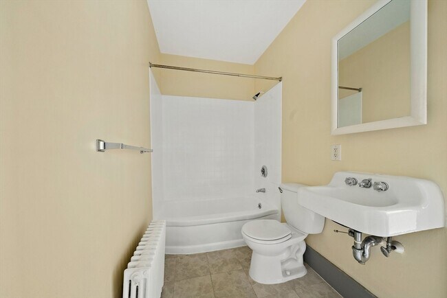 Building Photo - 391 Elm St