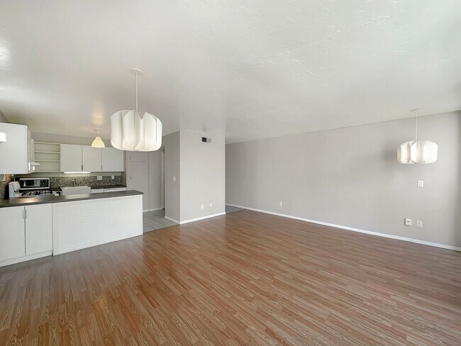 Building Photo - Charming 1BD/1BA Condo in Mission Valley W...