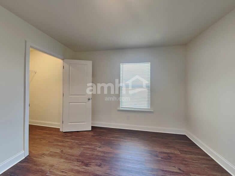 Building Photo - 885 Headland Wy