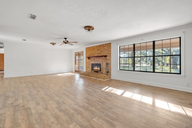 Building Photo - 5 bed 2.5 bath home with acreage