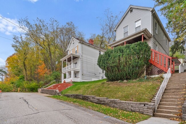 Building Photo - MOVE IN SPECIAL! SCORE HALF OFF 1ST MONTH'...