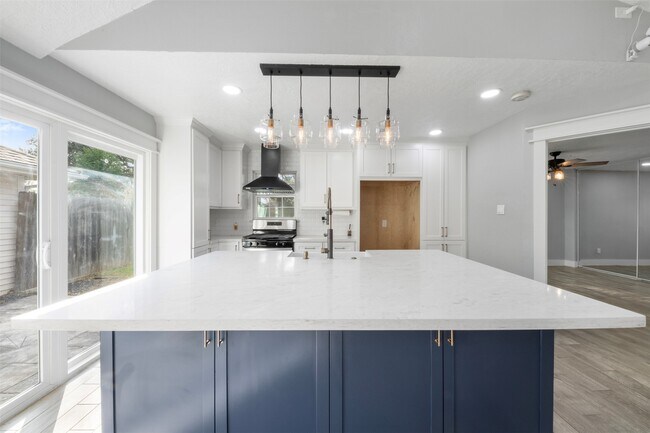 Building Photo - 9327 Golden Sunshine Dr