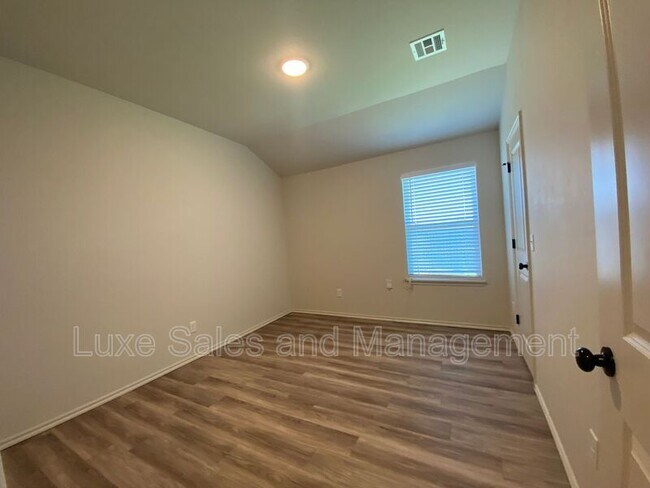 Building Photo - 8000 NW 110th Dr