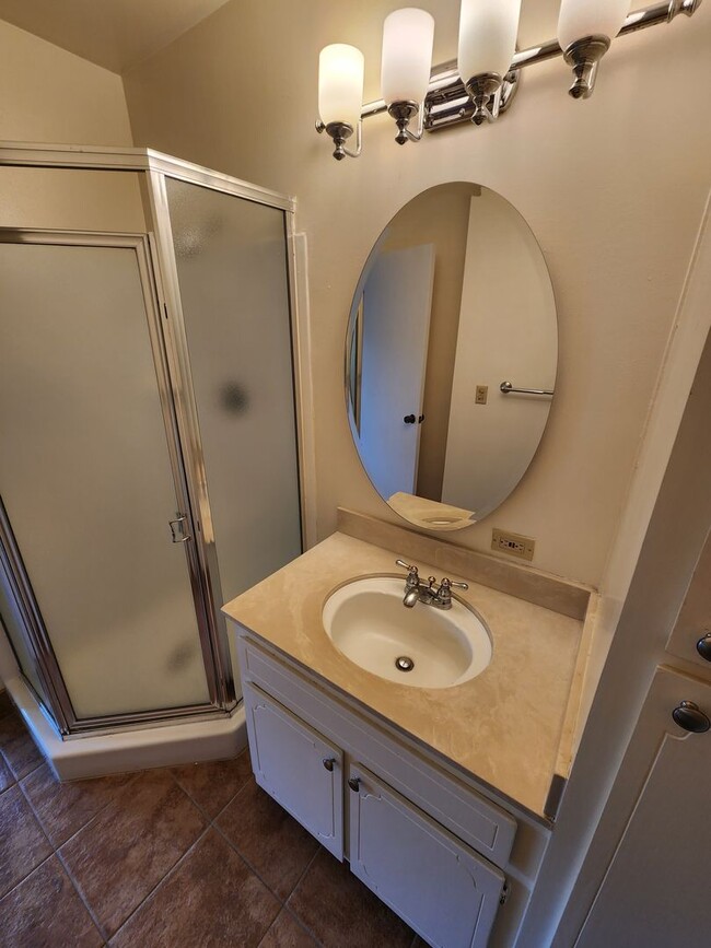 Building Photo - Very nice 2 Bed/ 1.5 Bath /1,263 Sqft Waln...