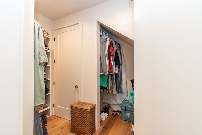 Building Photo - CHARMING, MODERN, CUSTOM HOME IN MID-CITY FOR RENT