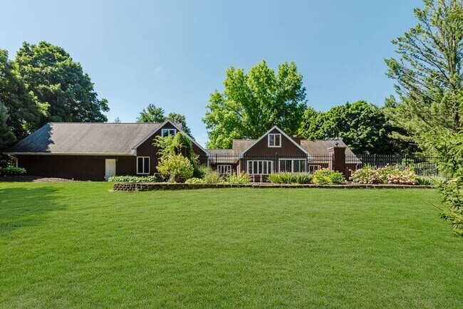 Building Photo - Large Executive Home in Carmel Schools