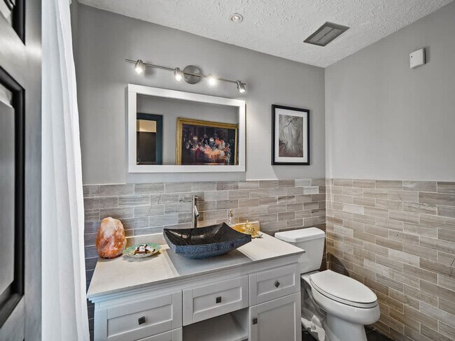 Building Photo - 1811 Breezewood Dr