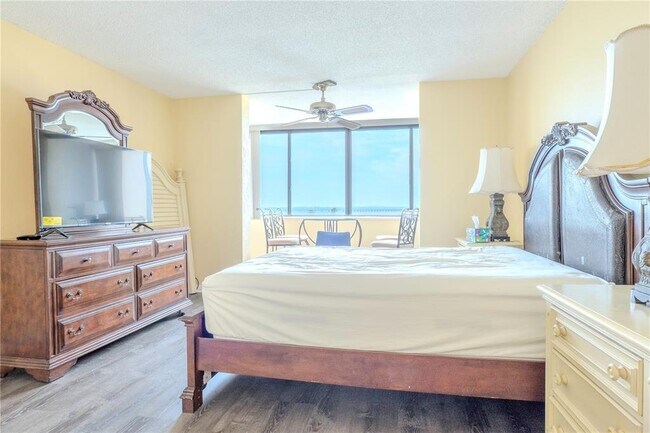Building Photo - 2620 Cove Cay Dr