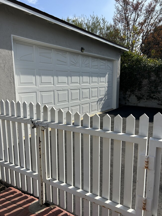 Building Photo - 10760 Russett Ave