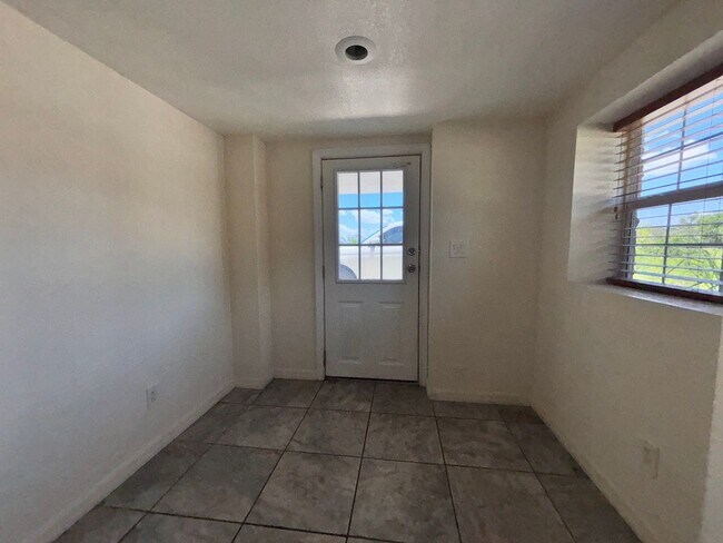 Building Photo - 1/1 Bottom level Duplex!