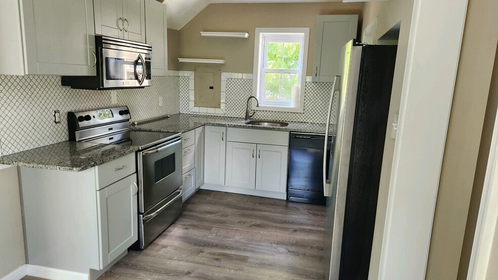 Kitchen - 611 Hoppers Ln