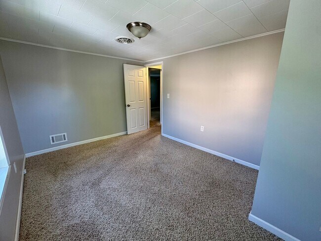 Building Photo - 4 Bedroom 2 Bathroom in Harrisburg!