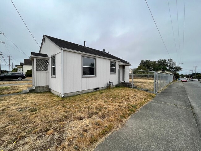 Building Photo - Pet friendly 2 Bedroom, 1 Bathroom with Sp...
