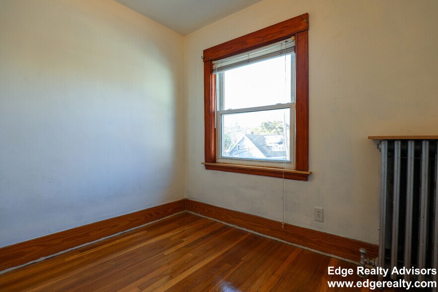 Building Photo - 27 South Crescent Circuit