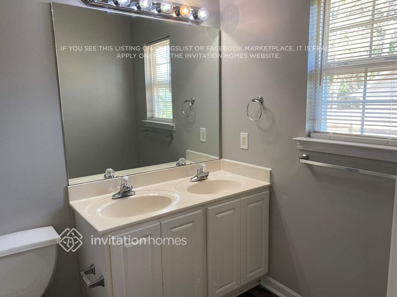 Building Photo - 6022 Country Walk Dr