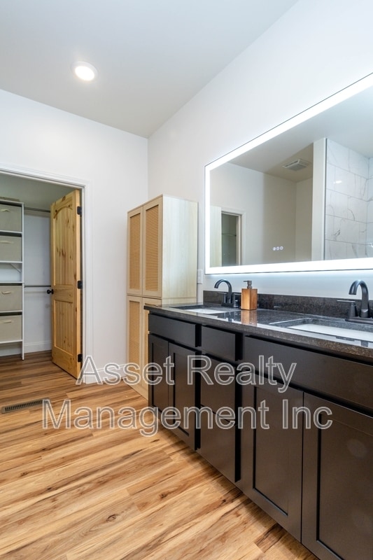 Building Photo - 915 River Cliff Dr