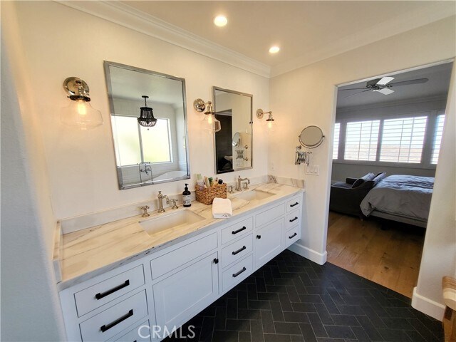 Building Photo - 6206 E Cliffway Dr