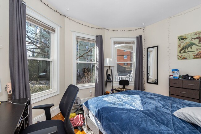 Building Photo - 5 BED/2 BATH ON CALUMET ST. FOR 9/1/2026 WITH CENTRAL AIR